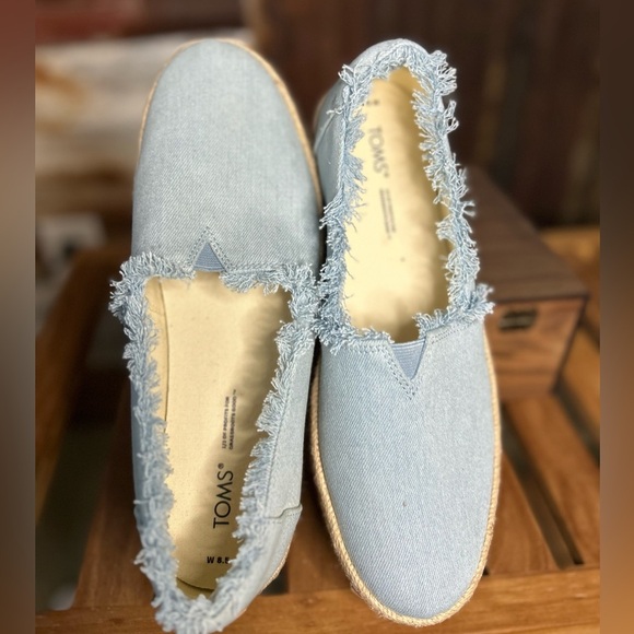 NWOT- TOMS Women’s Espadrille Slip on Shoes Light Blue Denim Frayed Edges - Picture 7 of 9